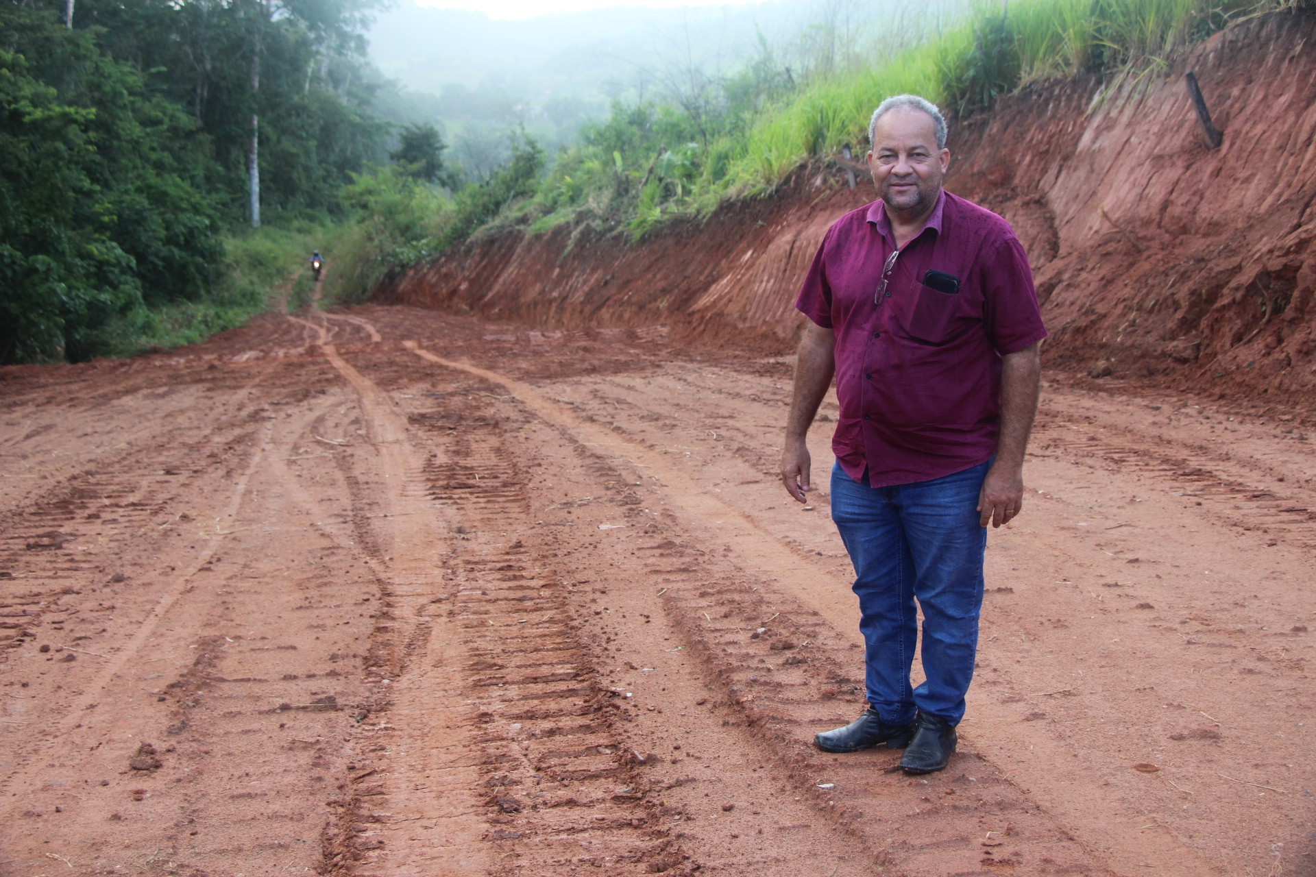 Prefeito Miltinho visita trecho da linha G8 antes e depois de realizados  trabalhos.