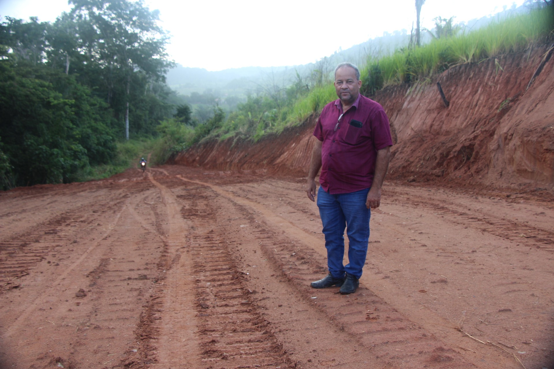 Prefeito Miltinho visita trecho da linha G8 antes e depois de realizados  trabalhos.